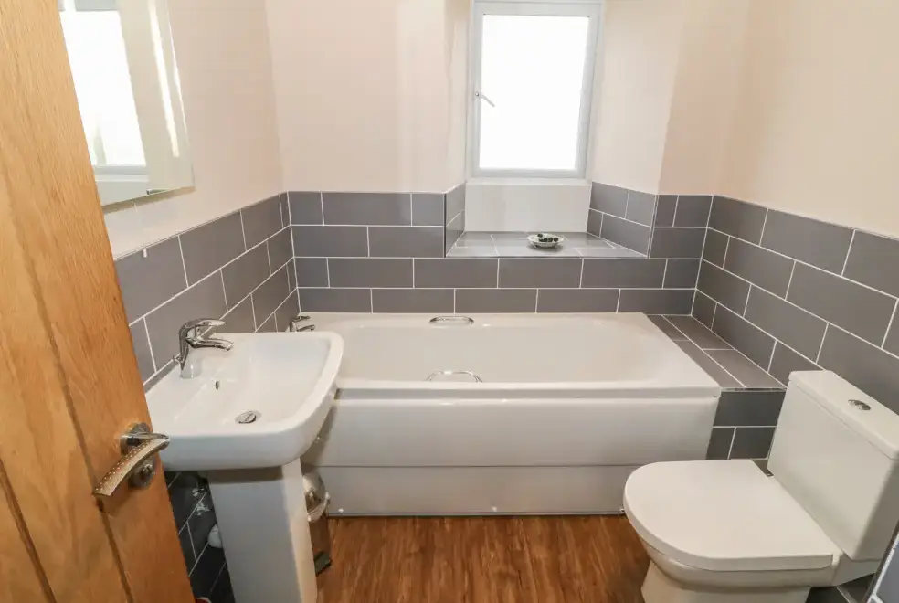 Family bathroom at Hen Blas