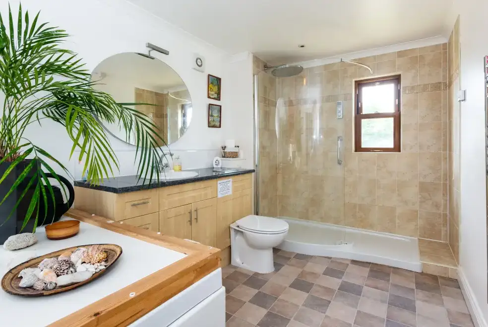 Ensuite bathroom at High Cloud