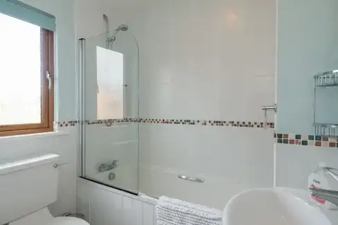 Family bathroom at High Tide, Cornwall