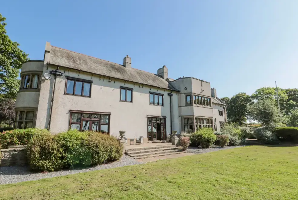 Highcliffe Manor, from the outside