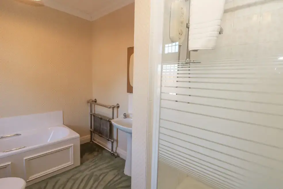 Family bathroom at Highcliffe Manor