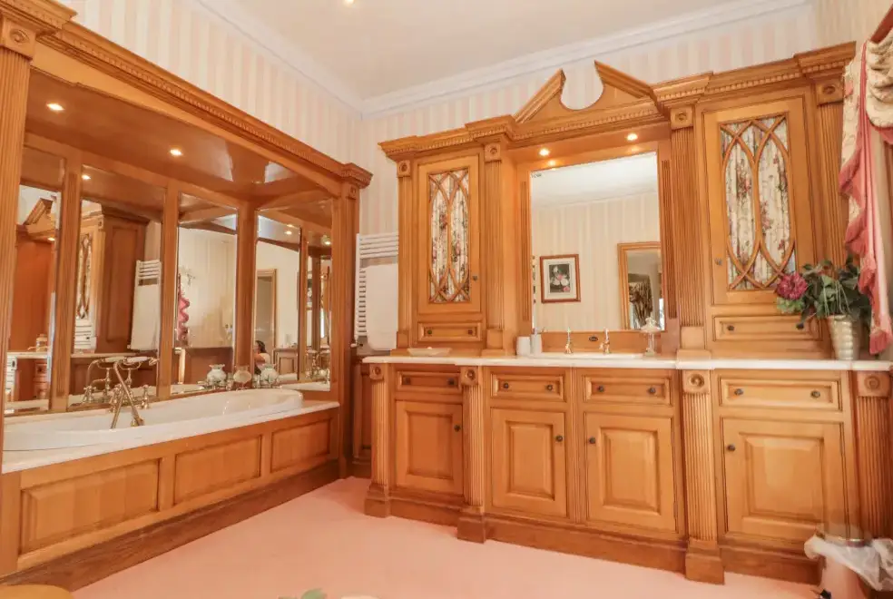 Luxurious interior at Highcliffe Manor