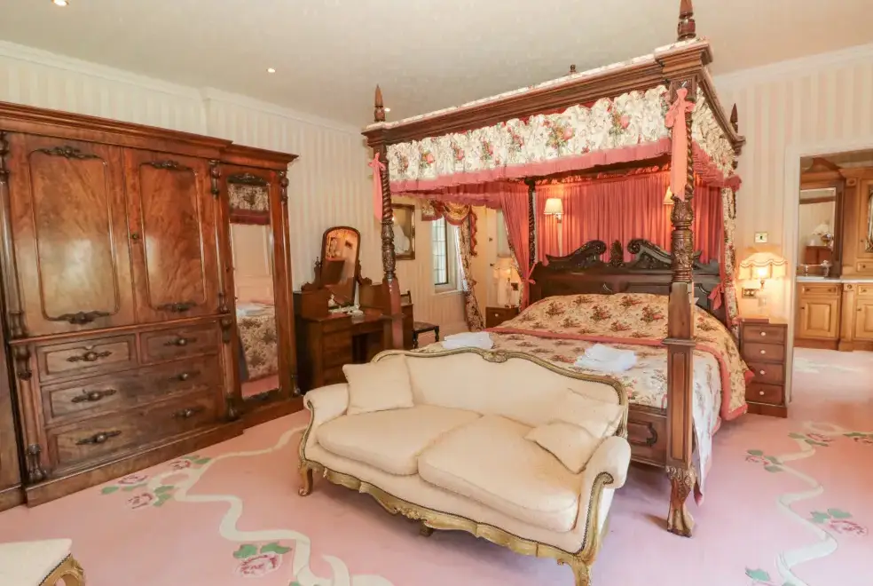 Bedroom at Highcliffe Manor