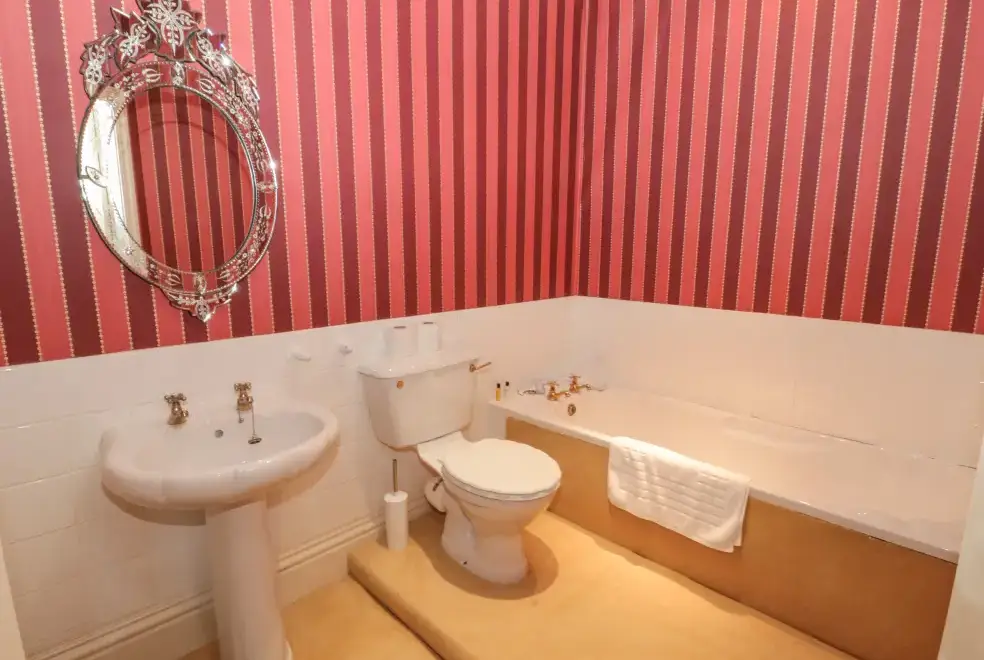 Loo at Highcliffe Manor