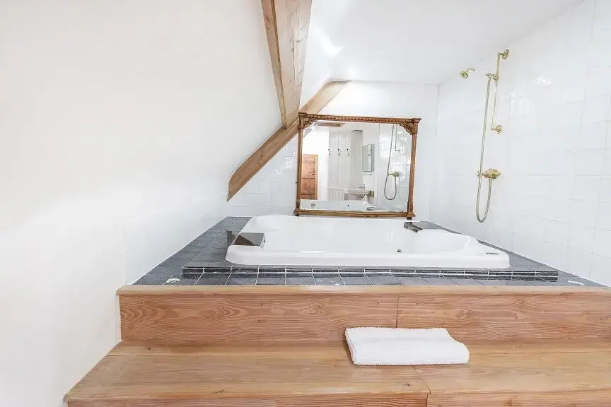 Ensuite bathroom at Higher Burrow Farmhouse