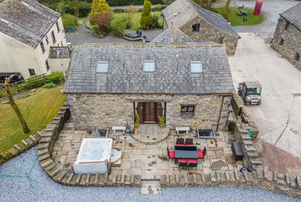 Private Hot Tub at Hill Side Barn