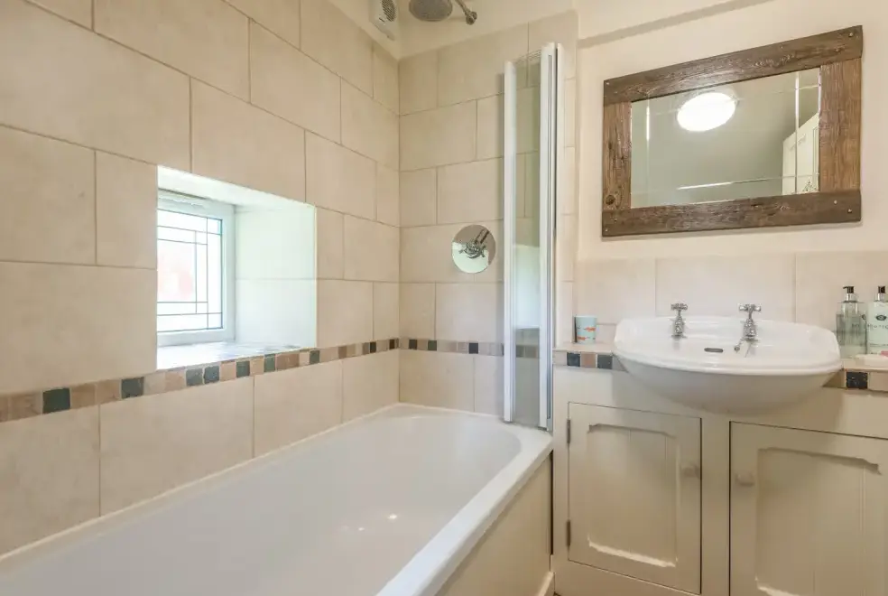 Family bathroom at Hillgate House