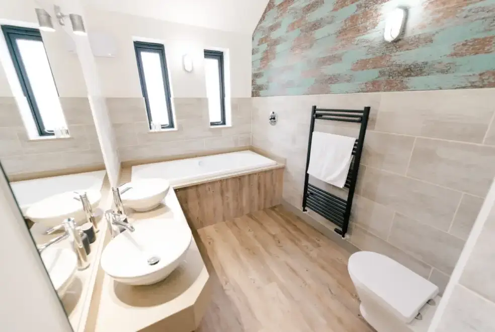 Ensuite bathroom at Hollies Barn