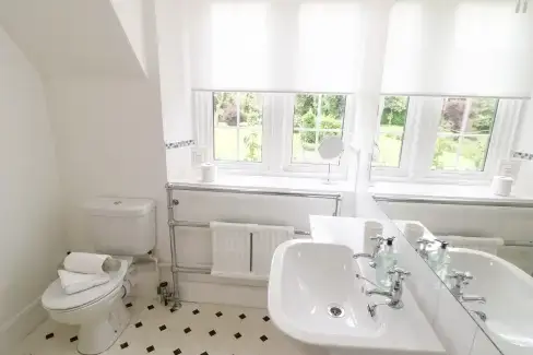 Family bathroom at Home Farm, Oxfordshire