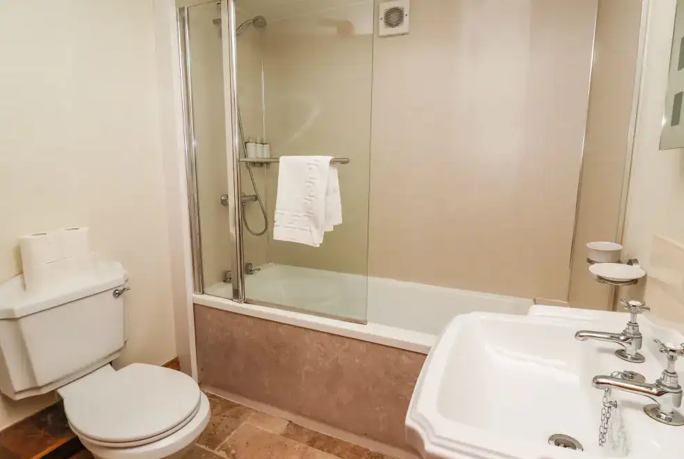 Family bathroom at Hornington Lodge