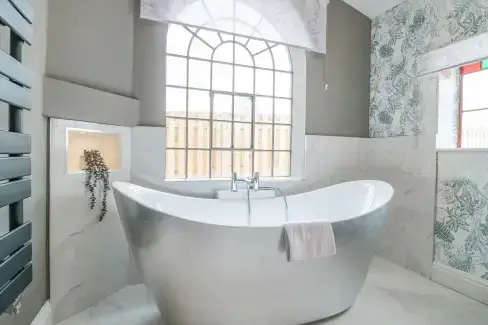 Family bathroom at Hunters Lodge at Wildersley Farm, Derbyshire