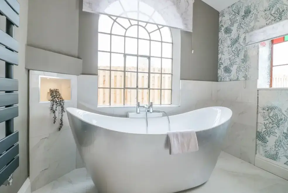 Family bathroom at Hunters Lodge at Wildersley Farm