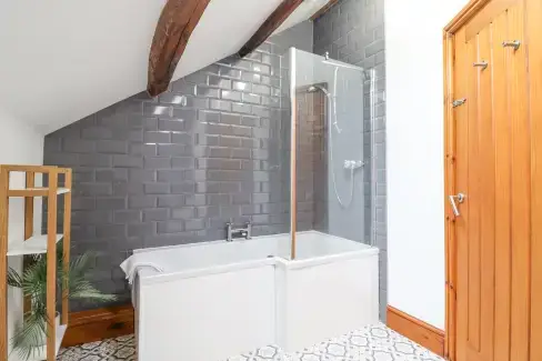 Family bathroom at Isallt, Gwynedd