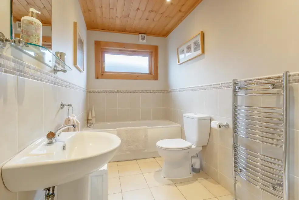 Family bathroom at Jamaal Lodge