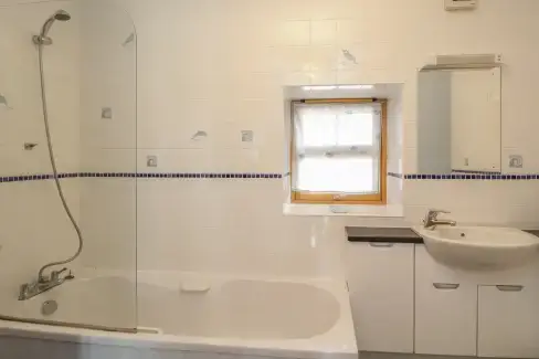 Family bathroom at Kamba Cottage, Perthshire