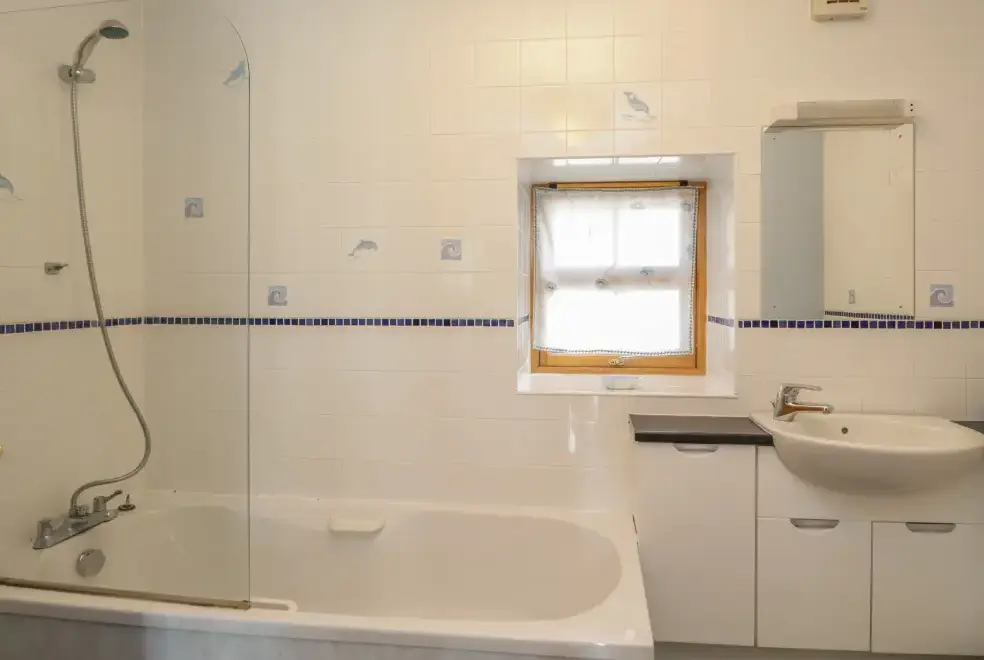 Family bathroom at Kamba Cottage