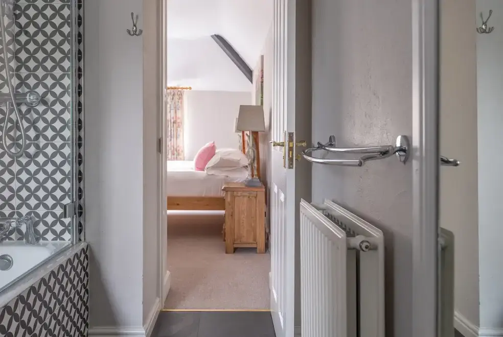 Family bathroom at Keepers Cottage
