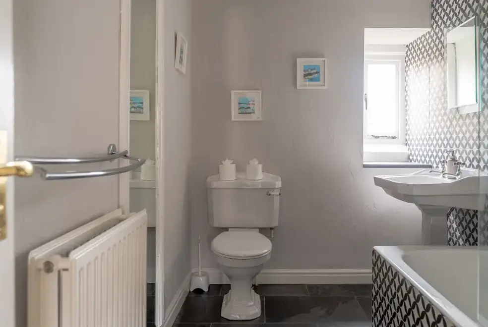 Family bathroom at Keepers Cottage