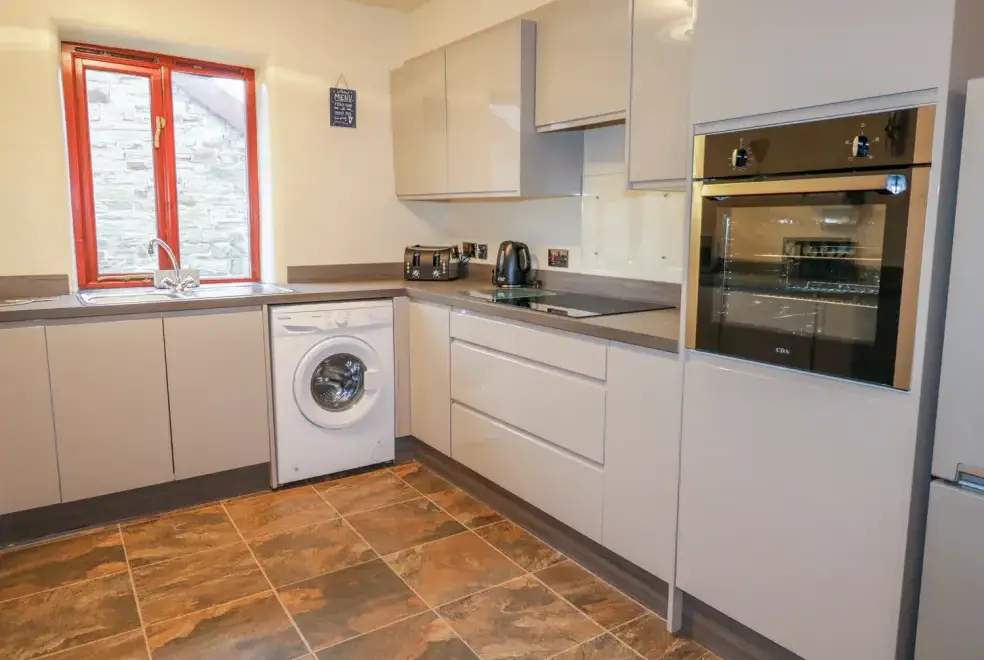 Well equipped kitchen at Kingfisher Barn