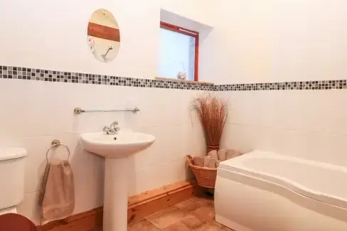 Family bathroom at Kingfisher Barn, Cornwall