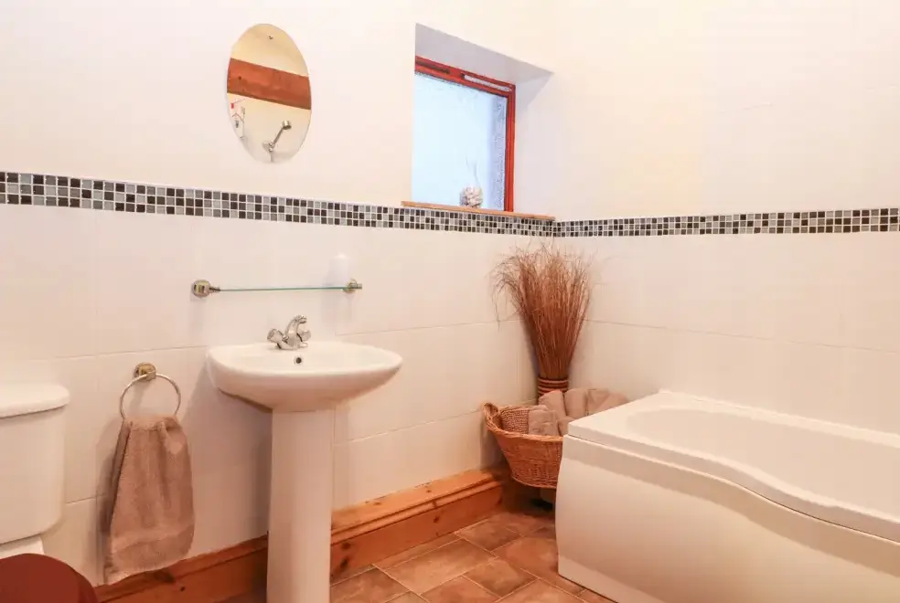 Family bathroom at Kingfisher Barn