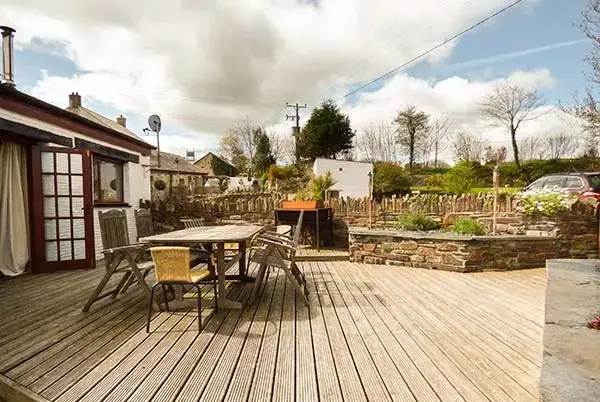 Decked area at Kingfisher Barn