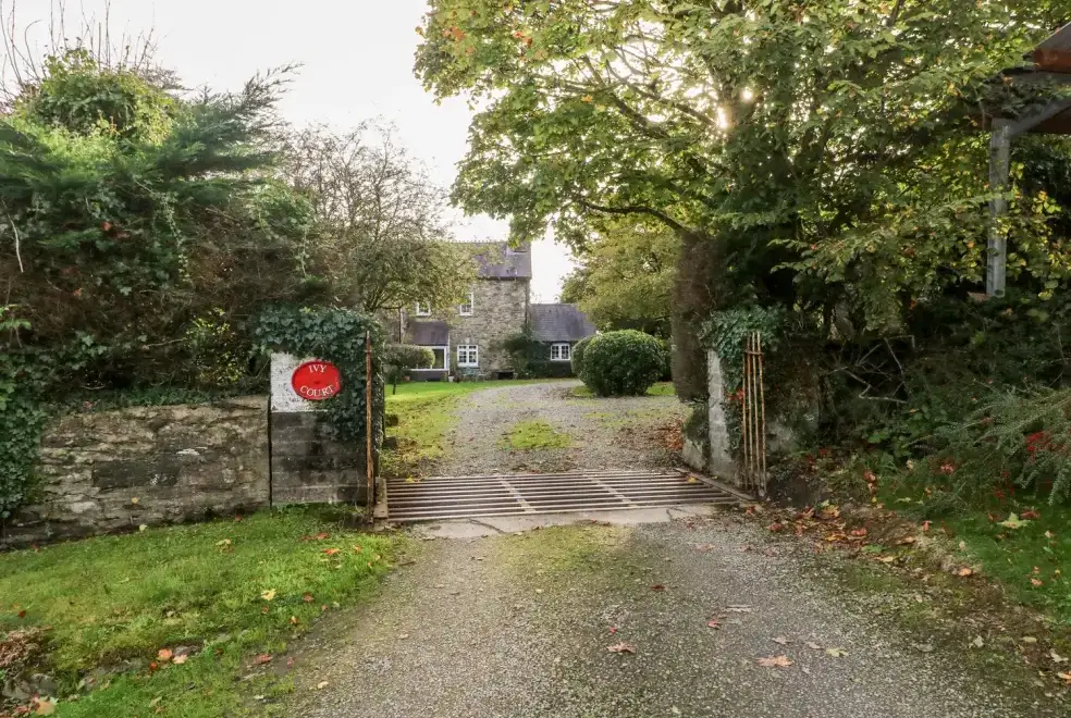 Lake Cottage, from the outside