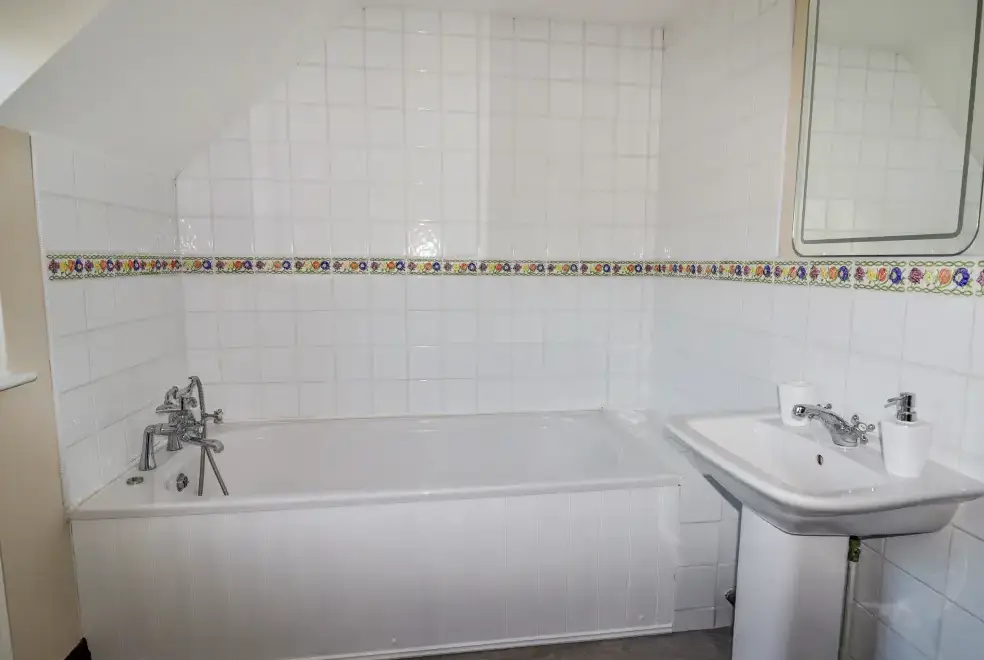 Family bathroom at Lake View House