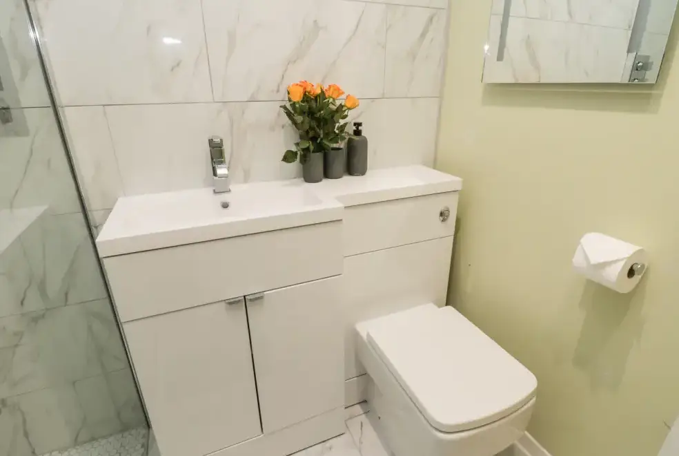 Family bathroom at Lake View Lodge