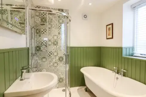 Family bathroom at Lake View, Devon