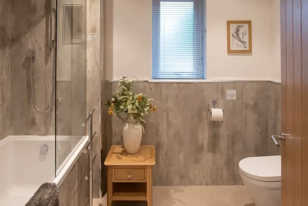 Family bathroom at Larchwood Lodge
