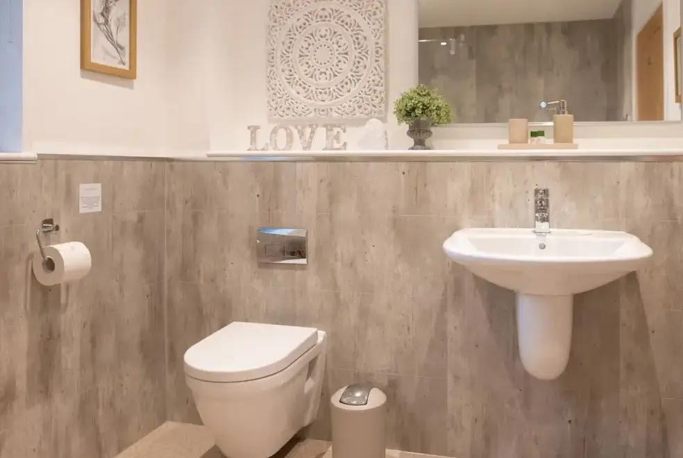 Loo at Larchwood Lodge