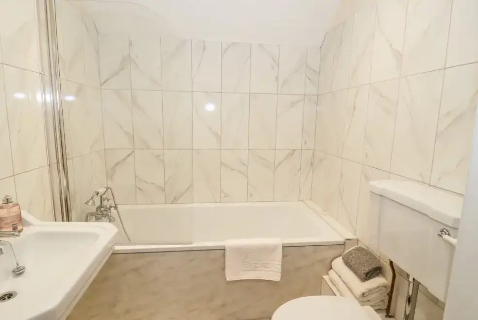 Family bathroom at Lea Farm House