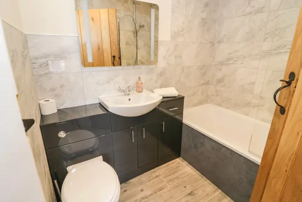 Family bathroom at Lea Farm House