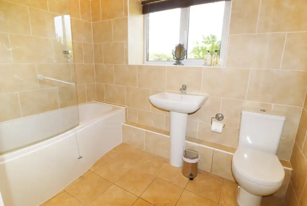 Family bathroom at Leigh Holt