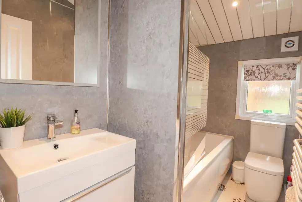 Family bathroom at Limefitt Lodge