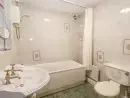 Family bathroom at Lincoln House - thumbnail photo