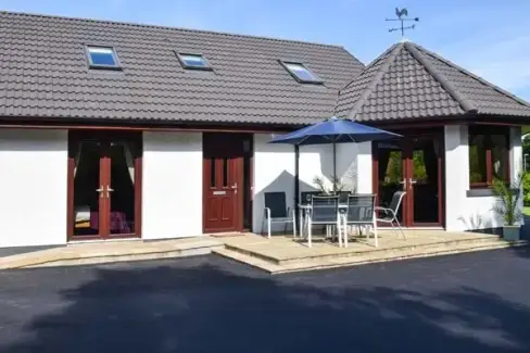 Little Chestnut, Highland, from the outside