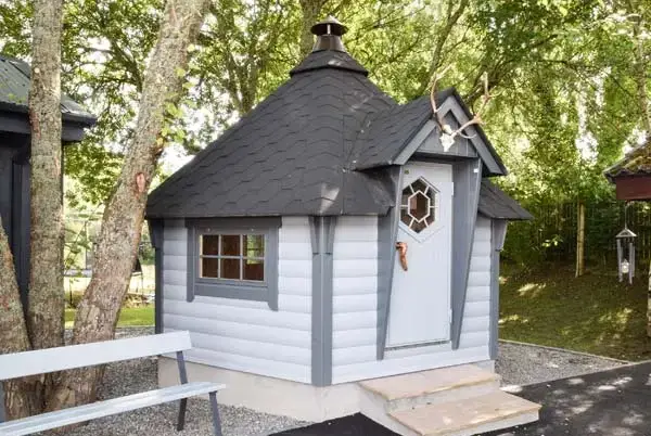 Little Chestnut, from the outside