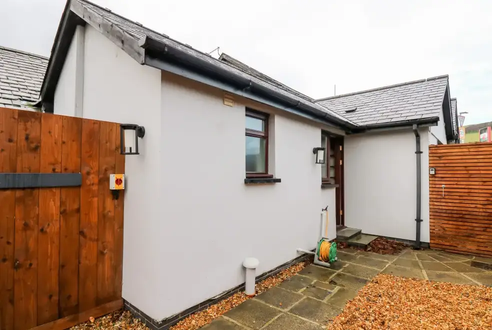 Llygad Y Dydd, from the outside