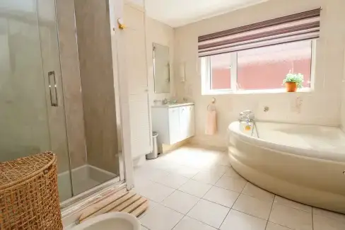 Family bathroom at Llys Offa, Wrexham