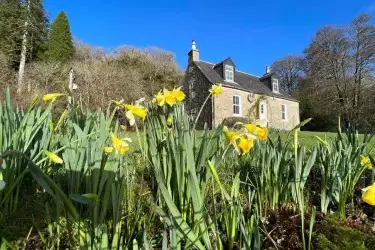 Argyll and Bute Cottages with parking  