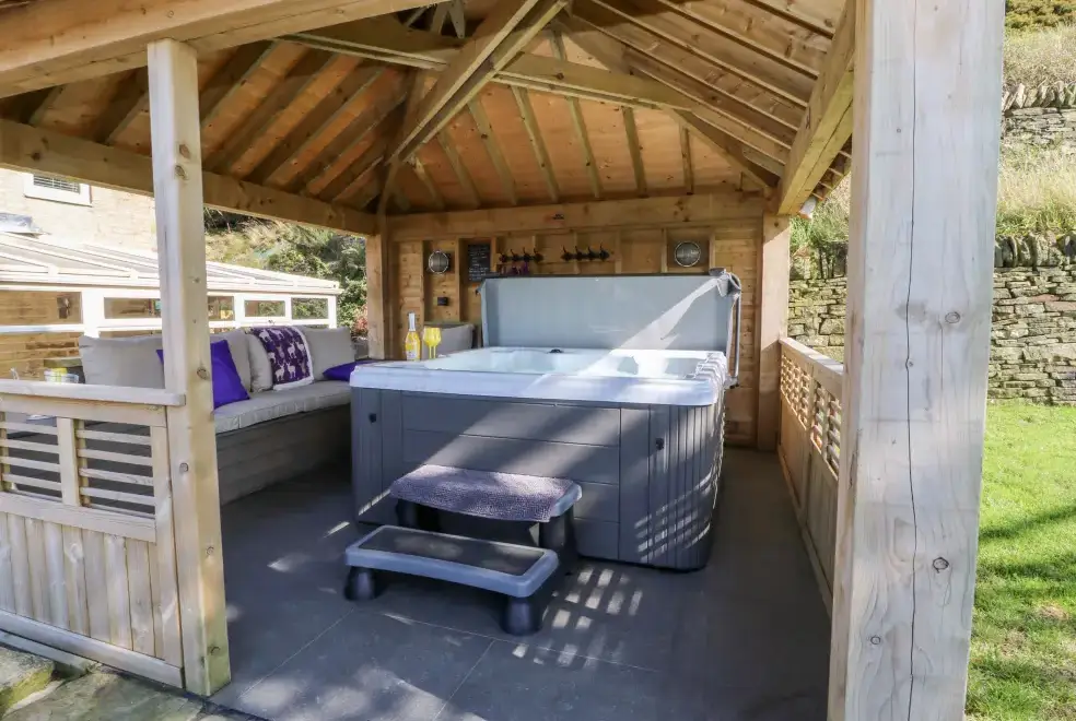Private Hot Tub at Long Ing Farm