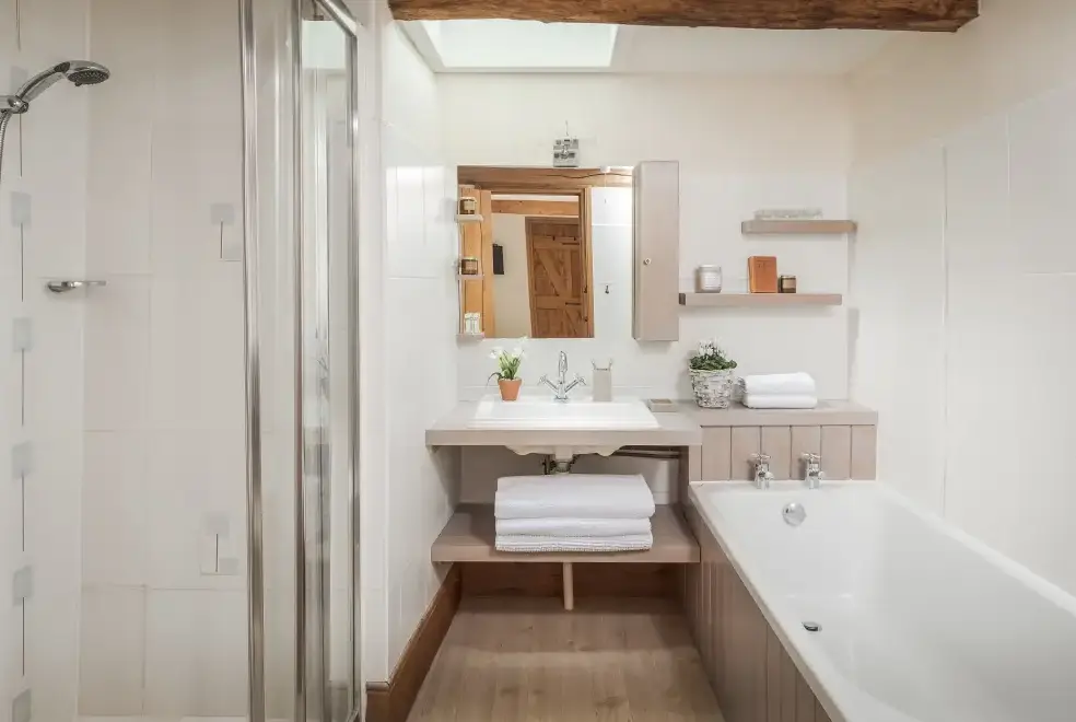 Family bathroom at Lower Hedge Farm 
