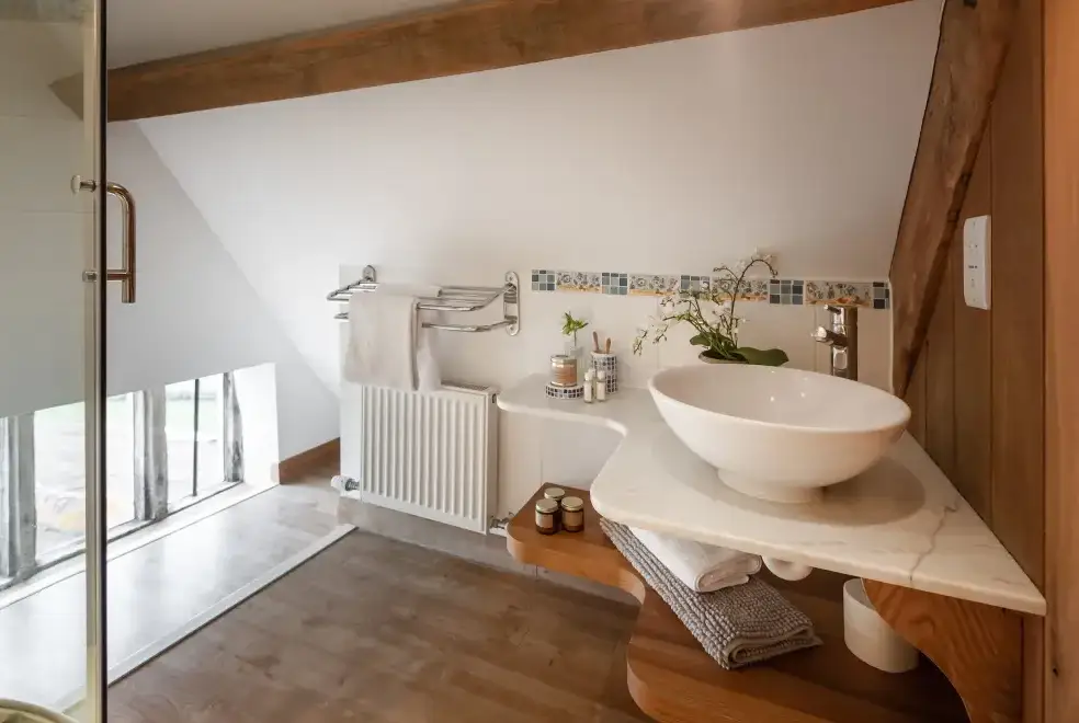 Ensuite bathroom at Lower Hedge Farm 