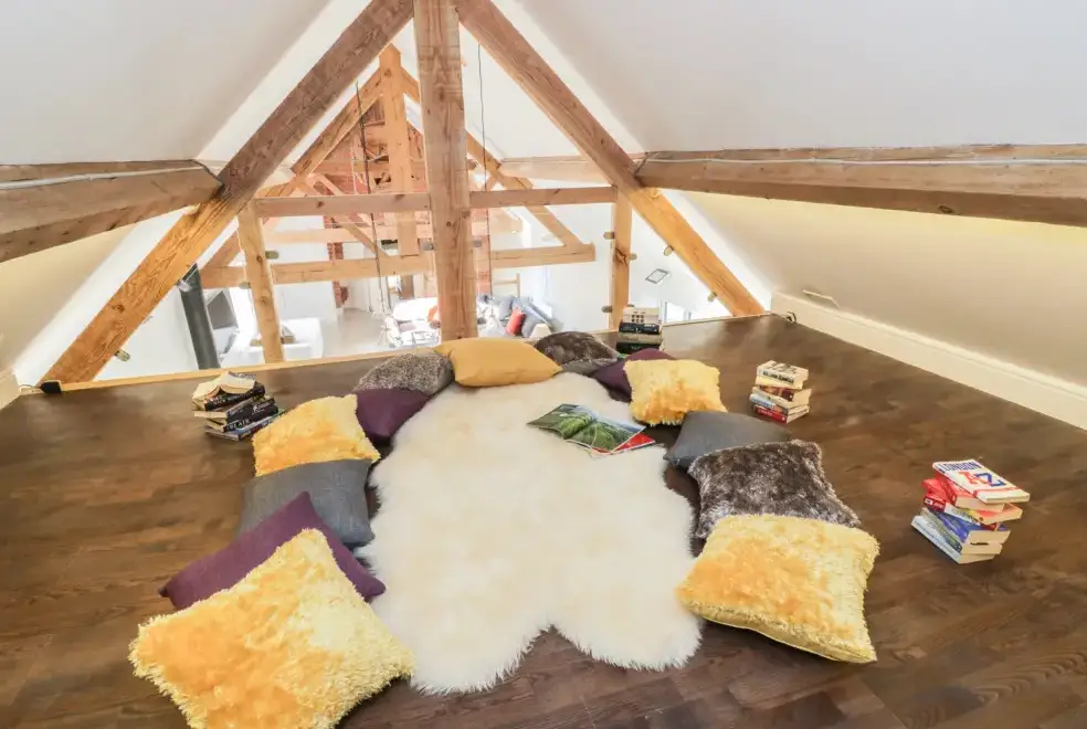 Library at Lower Tundridge Cottage