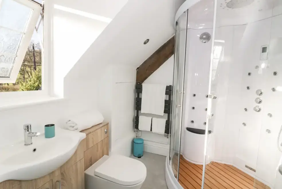 Ensuite bathroom at Lower Tundridge Cottage