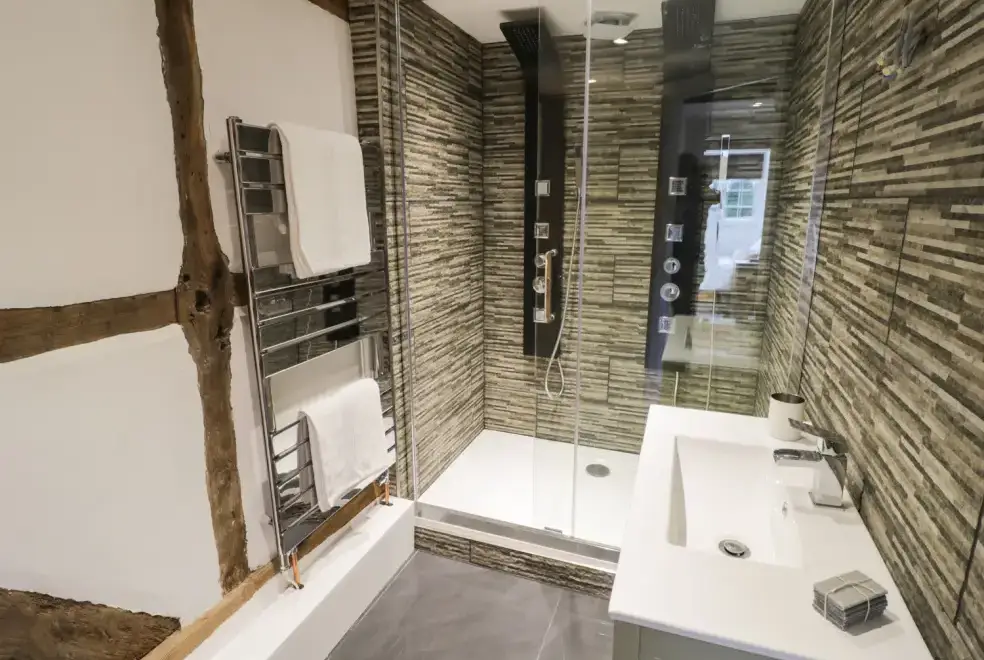 Ensuite bathroom at Lower Tundridge Cottage