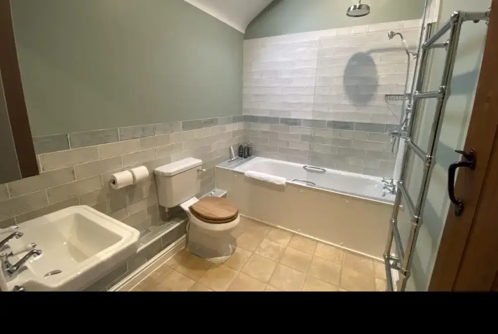 Family bathroom at Magdalen Cottage at Oxford Country Cottages