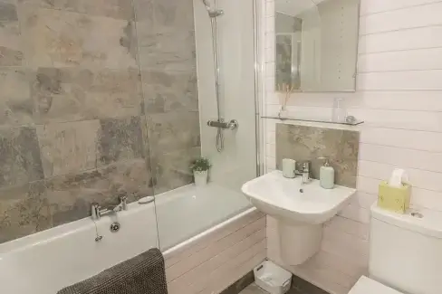 Family bathroom at Mallard, Herefordshire